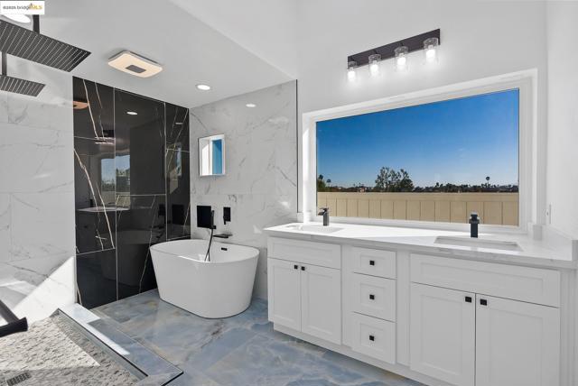 740 Discovery Bay Blvd, Discovery Bay CA: https://media.crmls.org/mediaz/f3b430d3-70f3-4d44-82d7-b071d2f584dc.jpg