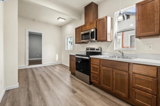 3411 Adeline St, Oakland CA: https://media.crmls.org/mediaz/f3b4e2bd-f35b-44f1-b03a-922dfcb669bd.jpg