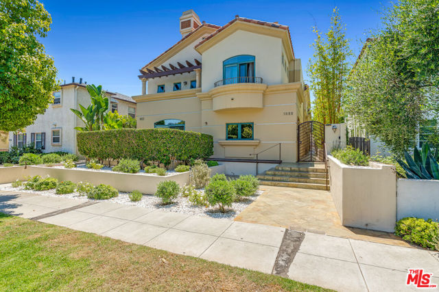 1022 10th Street, Santa Monica CA: https://media.crmls.org/mediaz/f3b4e8be-8226-4e92-b095-fc4fcc07bcbe.jpg