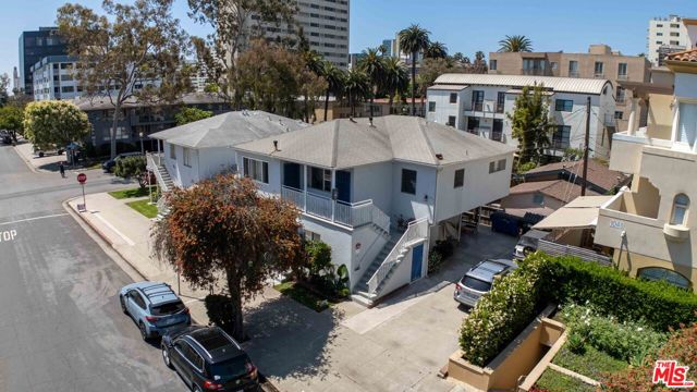 231 California Avenue, Santa Monica CA: https://media.crmls.org/mediaz/f3b65cc4-d9de-41a4-9298-d25ed5da37e9.jpg