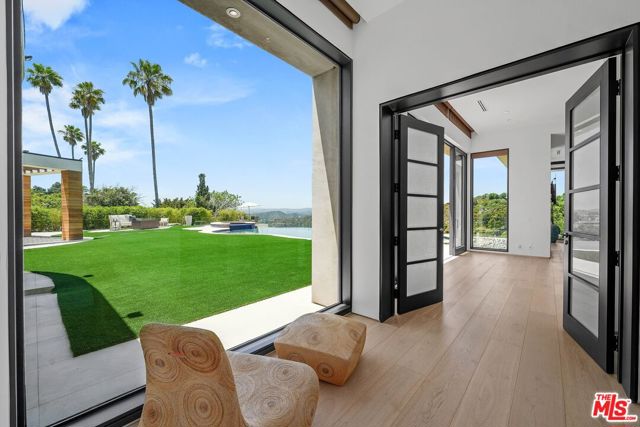 455 Castle Place, Beverly Hills CA: https://media.crmls.org/mediaz/f3b7065e-8388-4a64-b2ee-3450be4ed854.jpg