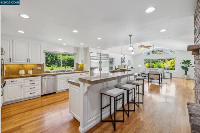 1450 Finley Ln, Alamo CA: https://media.crmls.org/mediaz/f3b723a3-c30d-4bf5-bd52-88c3b3d73891.jpg