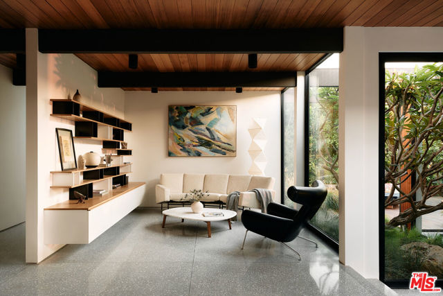 5637 Busch Drive, Malibu CA: https://media.crmls.org/mediaz/f3b75f63-86e4-449c-a91a-1a64a4380c12.jpg