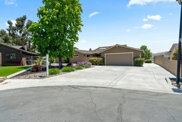 38 Barbras Court, Hollister CA: https://media.crmls.org/mediaz/f3b8960e-fa21-4bd8-af3d-8ce119fa62a3.jpg