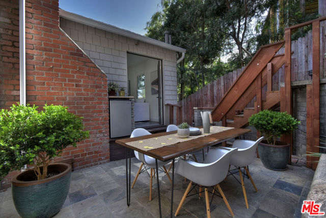 15200 Del Gado Drive, Sherman Oaks CA: https://media.crmls.org/mediaz/f3b8e23e-5047-4f0a-b3b6-401f1242d15d.jpg