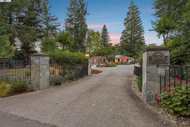 688 Danville Blvd, Danville CA: https://media.crmls.org/mediaz/f3b95aaa-de29-4b12-ba54-57847a1a71f6.jpg