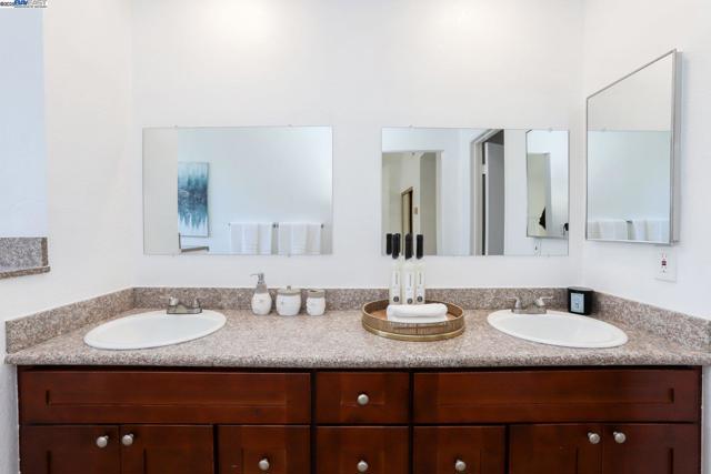 34724 Teal Cmn, Fremont CA: https://media.crmls.org/mediaz/f3b98f1a-101d-4005-ae26-b8f1368d607b.jpg