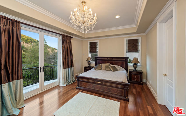 1455 Robmar Drive, Beverly Hills CA: https://media.crmls.org/mediaz/f3b9ba62-6bed-4353-bc0d-823ccc4a8ed5.jpg