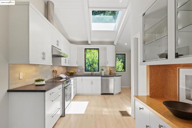 20 Ascot Ct, Oakland CA: https://media.crmls.org/mediaz/f3bcd13b-245b-4c7d-9502-74dd6ab995c6.jpg