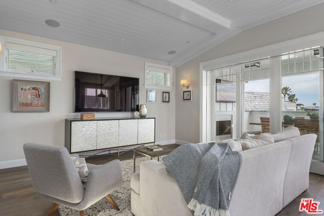 636 12th Street, Manhattan Beach CA: https://media.crmls.org/mediaz/f3bce70f-abea-406a-a7a8-cd03993df5da.jpg
