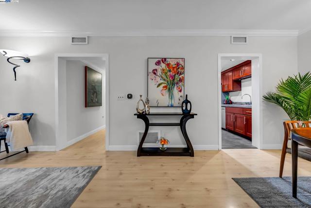 400 Wayne Ave, Oakland CA: https://media.crmls.org/mediaz/f3bd4675-f760-4010-8af6-783156e0cd63.jpg