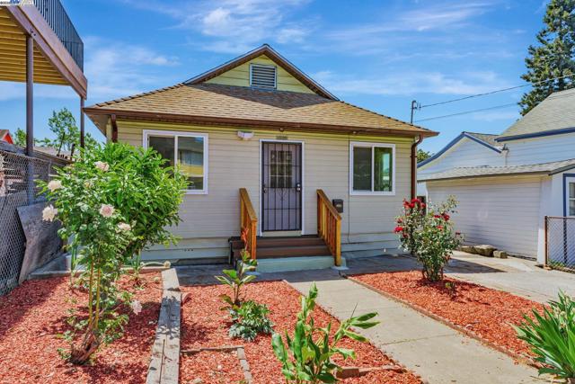 2720 Short St, Oakland CA: https://media.crmls.org/mediaz/f3bd60c3-53f3-49db-9437-6787533dfbaf.jpg