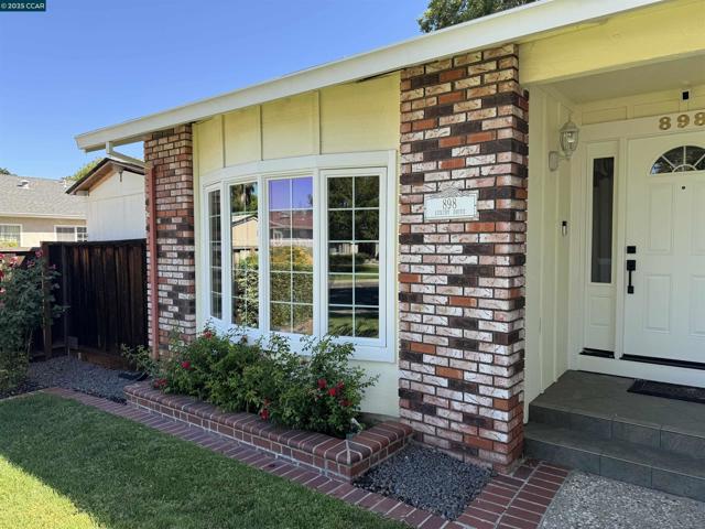 898 Luxury Dr, Concord CA: https://media.crmls.org/mediaz/f3bd8a30-6ad8-4e05-a859-0effa090ad5c.jpg