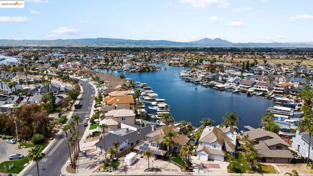 5090 Double Point Way, Discovery Bay CA: https://media.crmls.org/mediaz/f3bdd0ca-0c25-4e3e-8d2e-83a343987c08.jpg