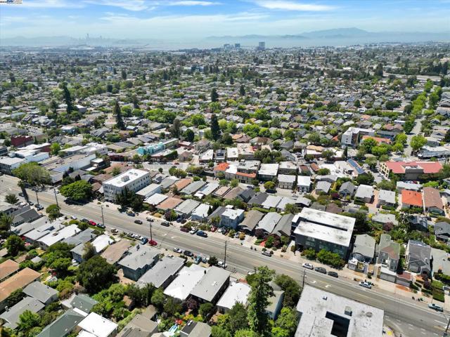 5378 Broadway, Oakland CA: https://media.crmls.org/mediaz/f3be794e-0fc6-401a-a44f-d82ac0804409.jpg