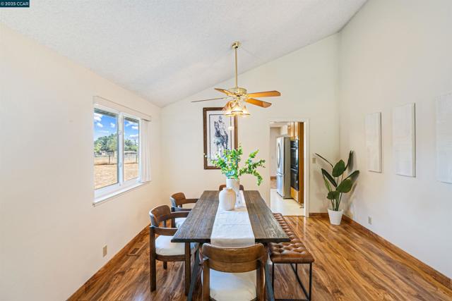 5200 Myrtle Dr, Concord CA: https://media.crmls.org/mediaz/f3bfc7a1-8a9a-403a-a60d-74f72812ed59.jpg
