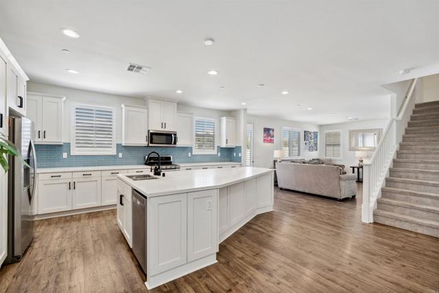 Detail Gallery Image 9 of 34 For 4203 Calle Del Vista, Oceanside,  CA 92057 - 4 Beds | 3 Baths