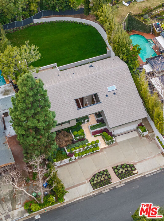 1059 Angelo Drive photo 2