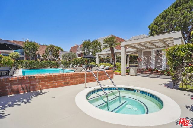 13065 Mindanao Way, Marina del Rey CA: https://media.crmls.org/mediaz/f3c1104a-5ad8-48ea-8e9f-8d5c8713df13.jpg