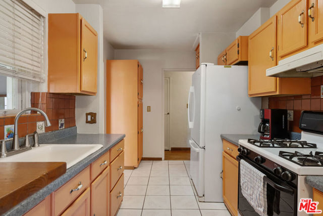 1831 N Buena Vista Street, Burbank CA: https://media.crmls.org/mediaz/f3c1698d-5197-4354-a7d1-9347c8fd02a2.jpg