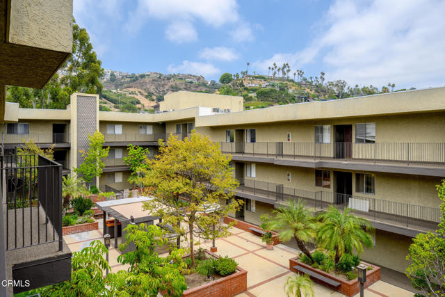 125 W Mountain Street, Glendale CA: https://media.crmls.org/mediaz/f3c212e0-c6ad-49f2-a6c9-7f5033b6cfa8.jpg