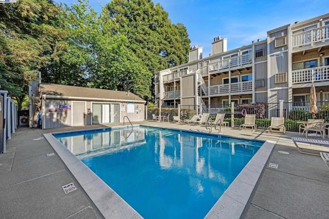 2719 Oak Rd, Walnut Creek CA: https://media.crmls.org/mediaz/f3c22770-dae3-4e45-bf60-8c55b04ff31a.jpg