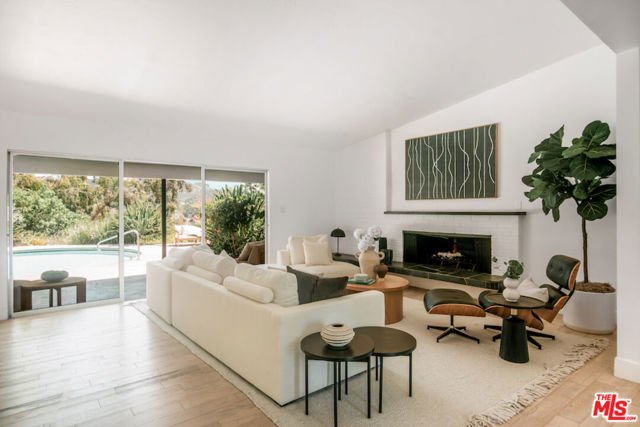 2700 Carmar Drive, Los Angeles CA: https://media.crmls.org/mediaz/f3c26b7f-1544-4369-8b9f-225a2d0104af.jpg