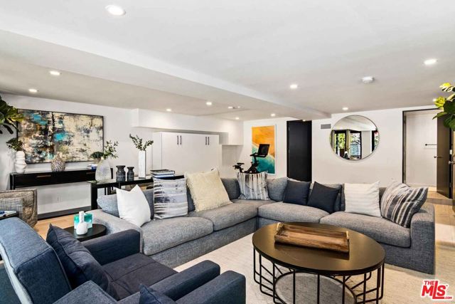 27120 Sea Vista Drive, Malibu CA: https://media.crmls.org/mediaz/f3c2f0f1-51d3-4621-bb97-3dc69c8b812d.jpg