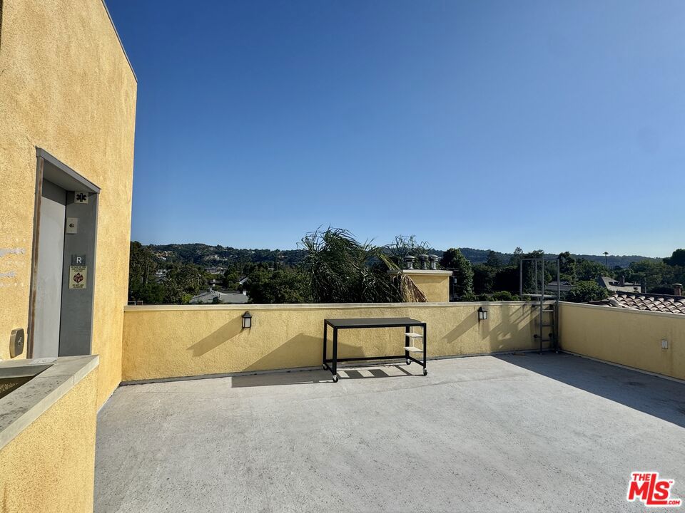 https://media.crmls.org/mediaz/f3c38901-9408-4614-808e-7afb40879223.jpg?preset=X-Large