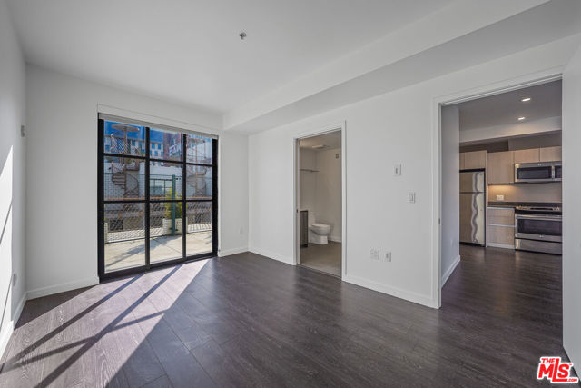 5800 Harold Way, Los Angeles CA: https://media.crmls.org/mediaz/f3c3b87f-3043-4dee-a983-d0fae875cdb7.jpg