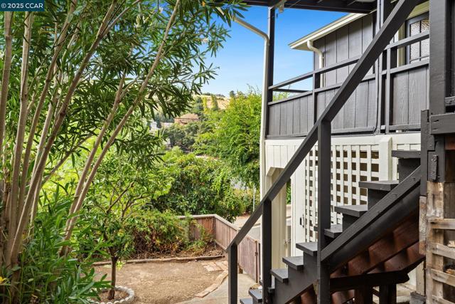 466 Clark St, Crockett CA: https://media.crmls.org/mediaz/f3c4b5d5-62de-454b-ba5b-c7e6f9ef4dc0.jpg