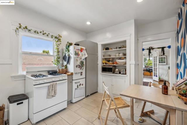 747 St, Oakland CA: https://media.crmls.org/mediaz/f3c4d1e2-e086-4326-ba59-e552d2d0405c.jpg