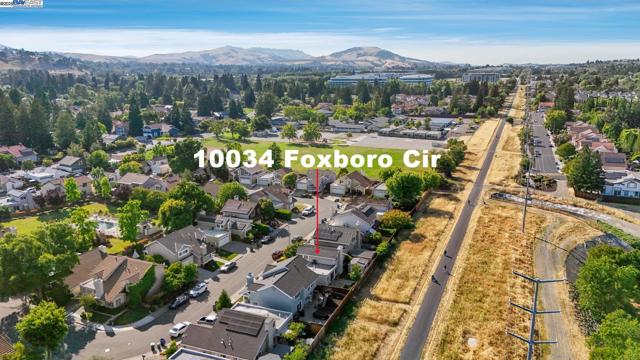 10034 Foxboro Cir, San Ramon CA: https://media.crmls.org/mediaz/f3c50beb-7444-48c8-bbfb-f14a1015c10a.jpg