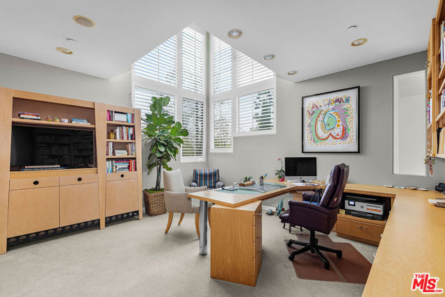222 Avondale Avenue, Los Angeles CA: https://media.crmls.org/mediaz/f3c59cc3-7125-443d-ab54-673e27b62cac.jpg