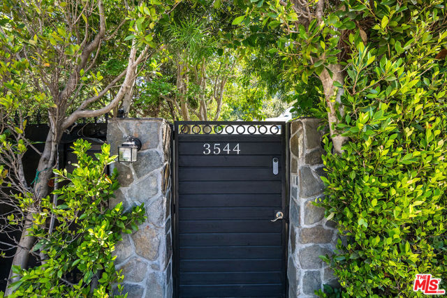 3544 Laurel Canyon Boulevard, Studio City CA: https://media.crmls.org/mediaz/f3c5d68c-15c9-4ed1-96d3-81d4aaad60fe.jpg