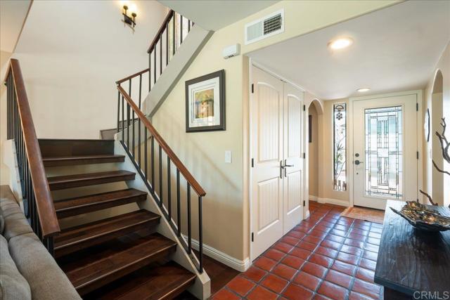 Detail Gallery Image 5 of 31 For 919 Wentworth Cir, Vista,  CA 92081 - 3 Beds | 2/1 Baths