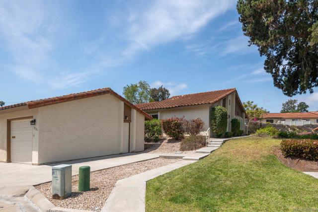 1829 Forestdale Dr, Encinitas CA: https://media.crmls.org/mediaz/f3c8c4fa-320b-4959-a782-3c0df96d09a8.jpg