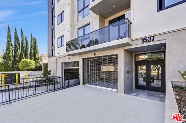 1537 S Wilton Place, Los Angeles CA: https://media.crmls.org/mediaz/f3c95f22-c9df-4814-b603-67c3cf18f41d.jpg