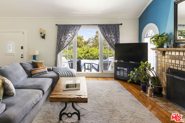 1569 S Orange Grove Avenue, Los Angeles CA: https://media.crmls.org/mediaz/f3ca8566-2ca5-4e1e-a48d-a95bf94f61de.jpg
