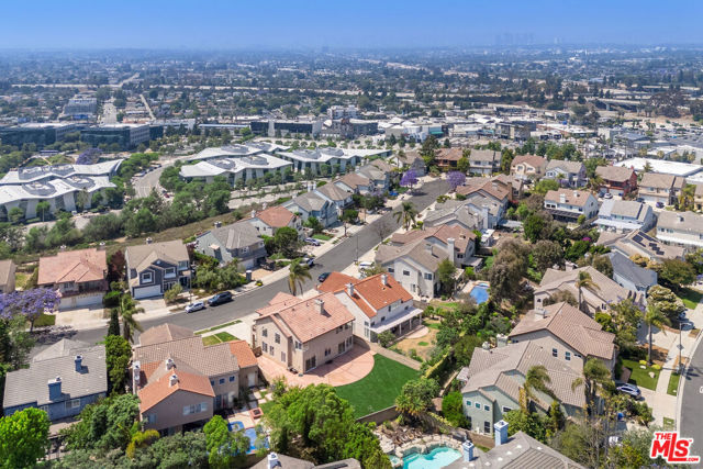 6615 Kentwood Bluffs Drive, Los Angeles CA: https://media.crmls.org/mediaz/f3cb34a5-5cc4-479d-806c-fc10c2b45ff0.jpg
