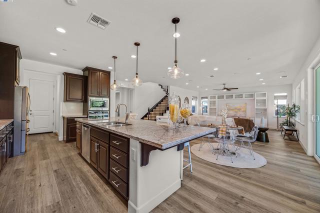2288 Jessica Way, Tracy CA: https://media.crmls.org/mediaz/f3cbcf32-ebfa-4269-ac99-b80def4a46ca.jpg