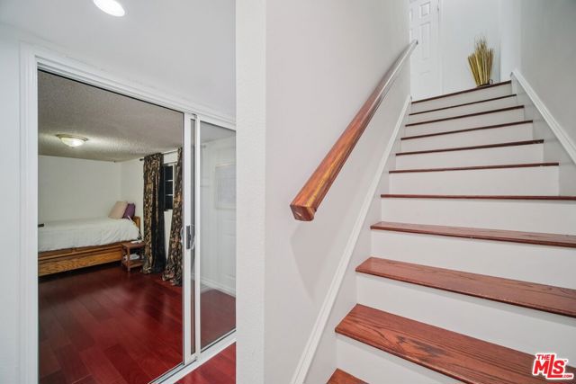 9520 Via Tivoli, Burbank CA: https://media.crmls.org/mediaz/f3cbea8b-60d6-4390-9b25-8fa5ec744369.jpg