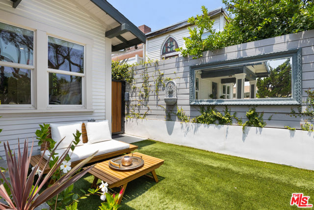 725 N Harvard Boulevard, Los Angeles CA: https://media.crmls.org/mediaz/f3cc34e0-dd39-4dec-8224-3387b7b8c9a2.jpg