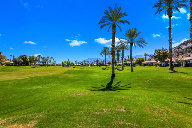 55280 Riviera, La Quinta CA: https://media.crmls.org/mediaz/f3cc8421-1947-49e6-96e9-230bbec2e2a8.jpg