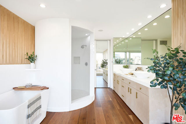 5106 Pacific Avenue, Marina del Rey CA: https://media.crmls.org/mediaz/f3cd06f5-fc9c-45d5-945c-d192b391c091.jpg