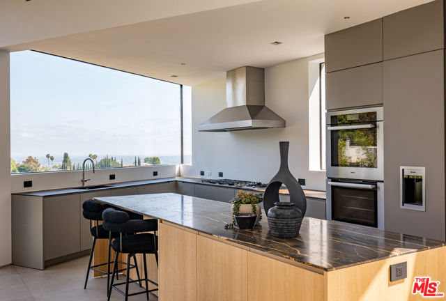 9277 Thrush Way, Los Angeles CA: https://media.crmls.org/mediaz/f3cd1f50-5b58-4944-85fc-d85e9383cd89.jpg