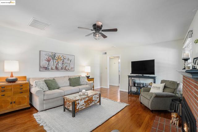210 Delta Ave, Brentwood CA: https://media.crmls.org/mediaz/f3ced959-a164-4646-a7e3-2d8158b8983a.jpg
