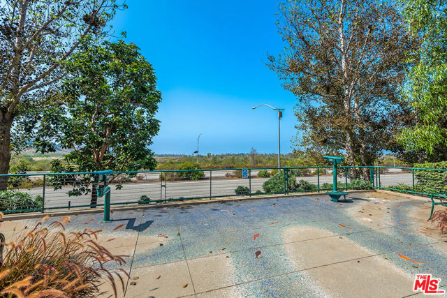 13044 Pacific, Playa Vista CA: https://media.crmls.org/mediaz/f3cfa375-ed08-48c1-a161-3e6fd6690682.jpg