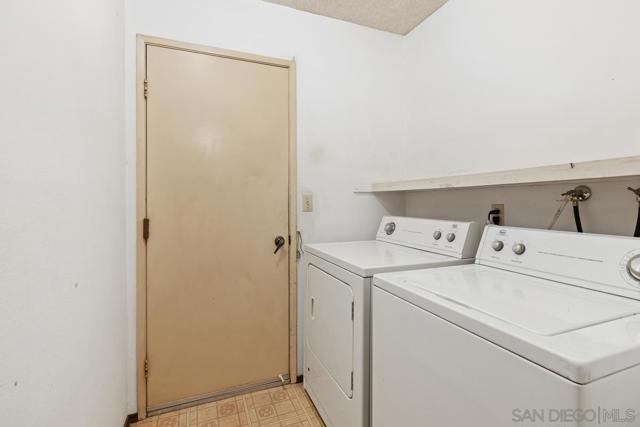 10497 Moorpark St, Spring Valley CA: https://media.crmls.org/mediaz/f3cffd36-eede-496f-84b0-ca0feacdcf98.jpg