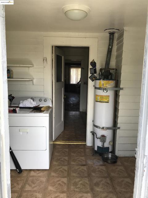 5607 Edgerly St, Oakland CA: https://media.crmls.org/mediaz/f3d00a57-b88a-400e-8ac8-14cda7056998.jpg